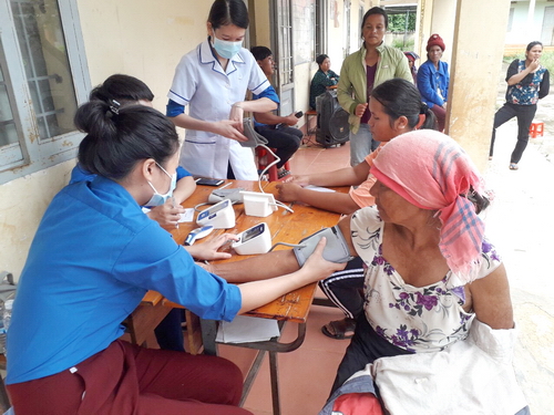 khám bệnh, cấp phát thuốc miễn phí cho 200 người có công với cách mạng và nhân dân xã Đắk Phơi